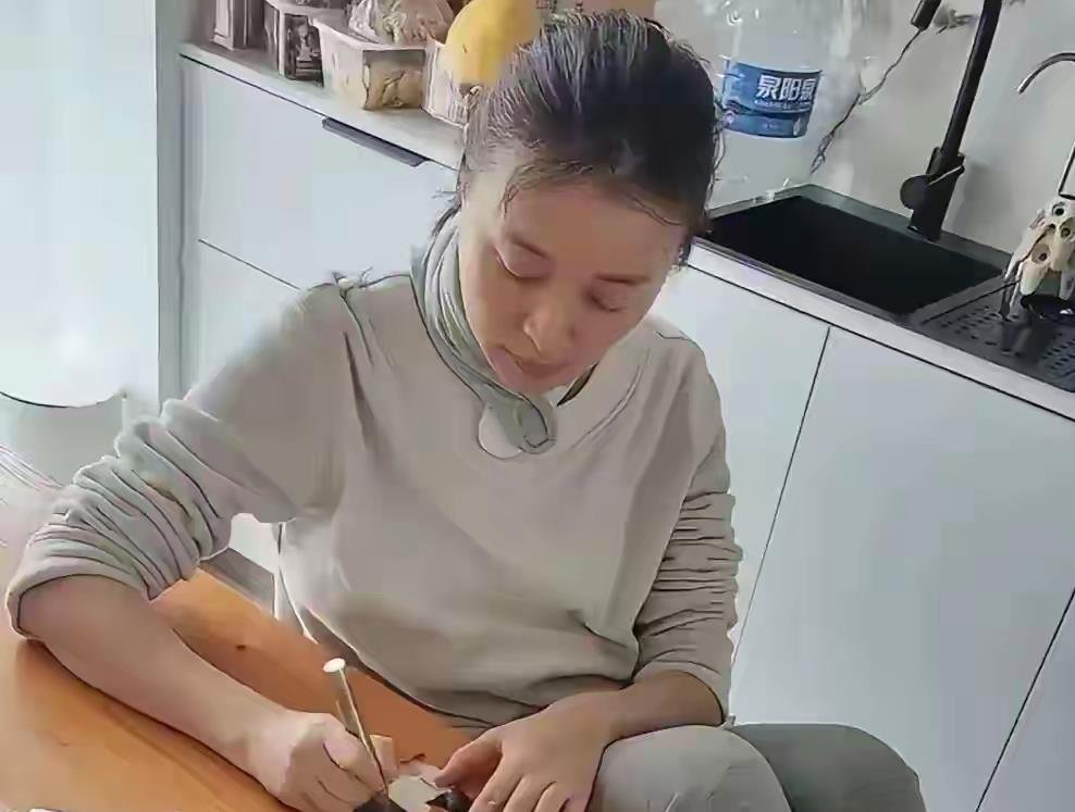 52岁吴越独自在家包馄饨,素颜穿红色毛衣,为人低调朴素,很顾家