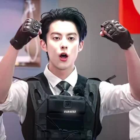 王鹤棣泼水变装视频引热议