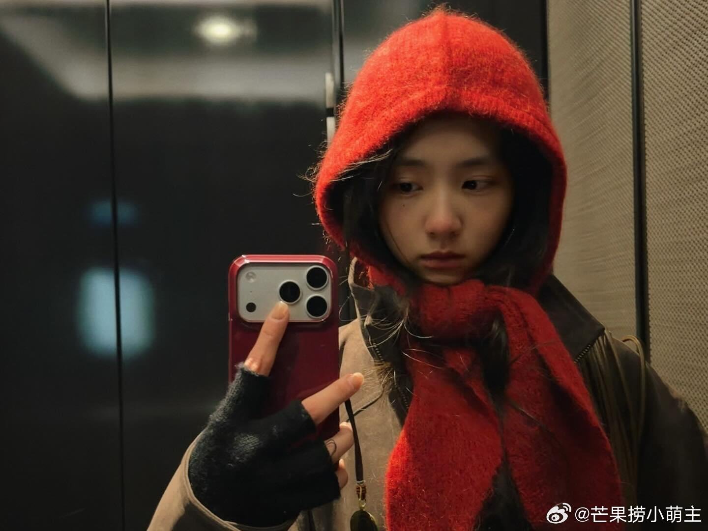 黄多多晒最新自拍，身上的故事感太强烈了