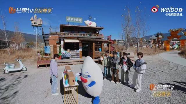 王铮亮亮相快乐老友记，秒破游戏bug展现蒸蚌实力