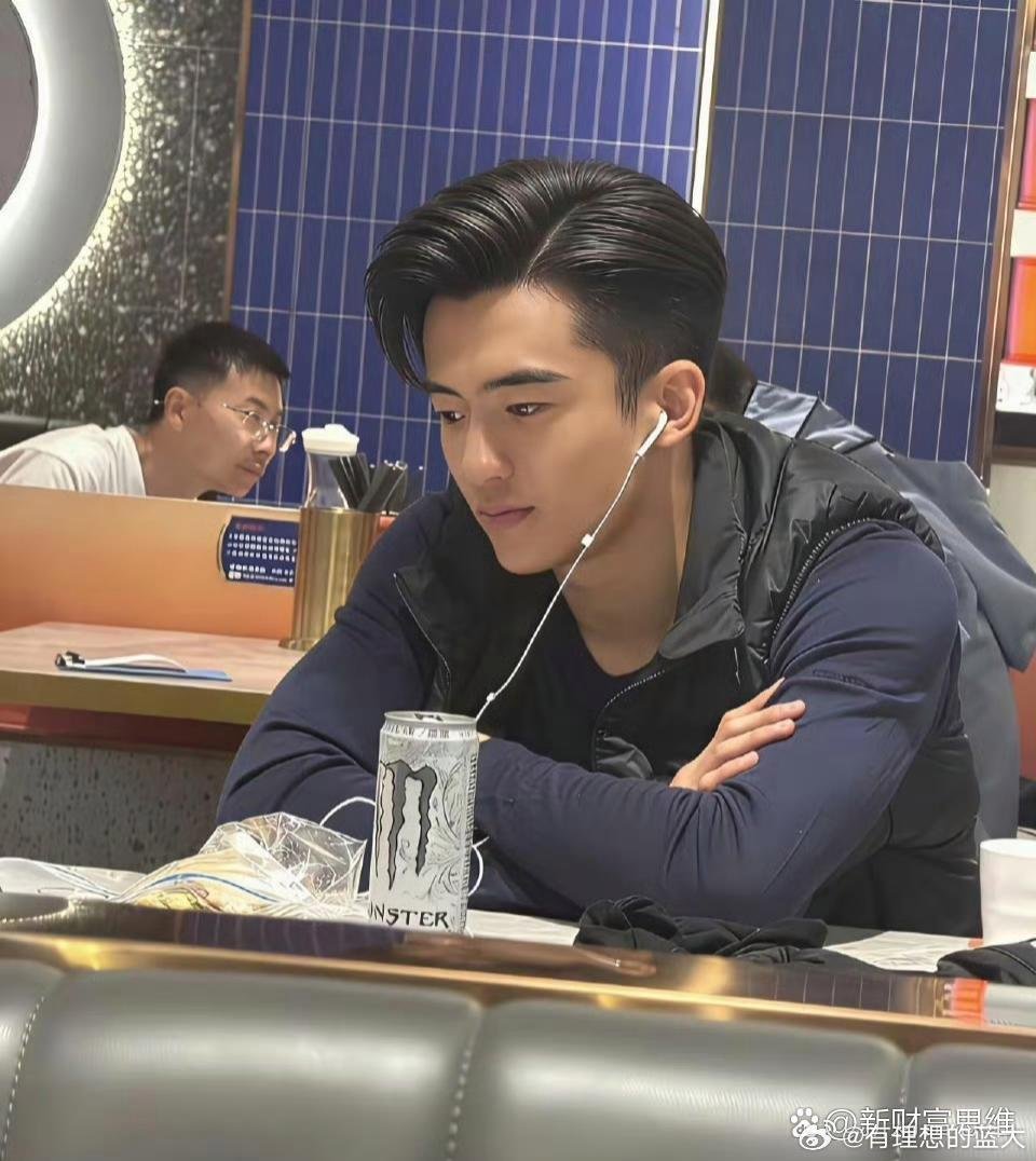 谢霆锋儿子换发型酷似父亲