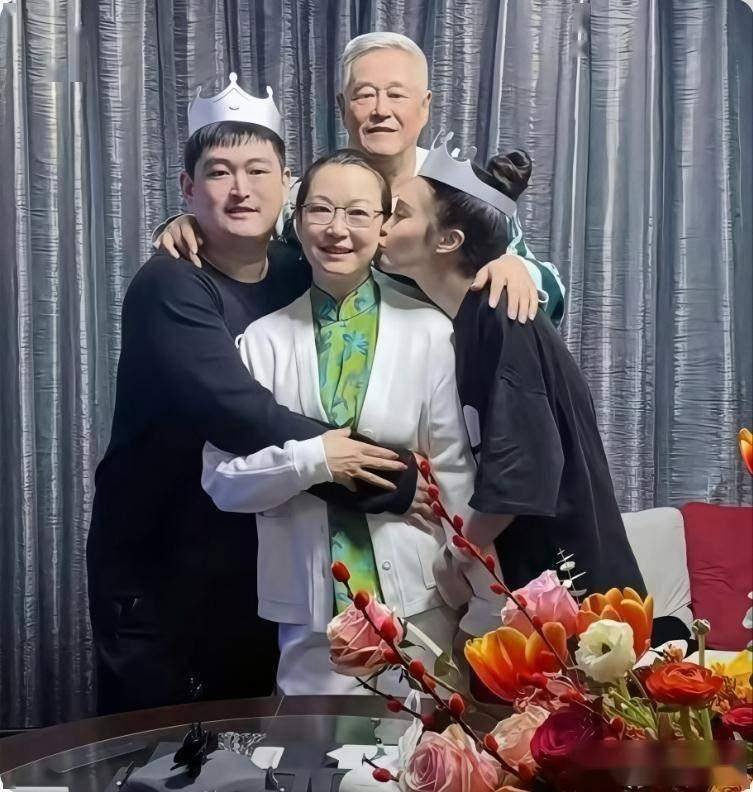 赵本山女儿球球首谈同父异母姐姐!“人特别好”“常聚会”,一句“生活条件一样”击碎偏心的谣言!