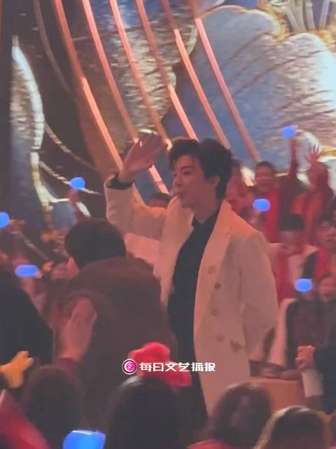 刘宇宁北京台春晚后台太热闹