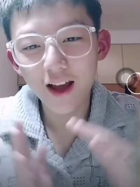 赖伟明高中手势舞视频曝光，表情管理引赞叹