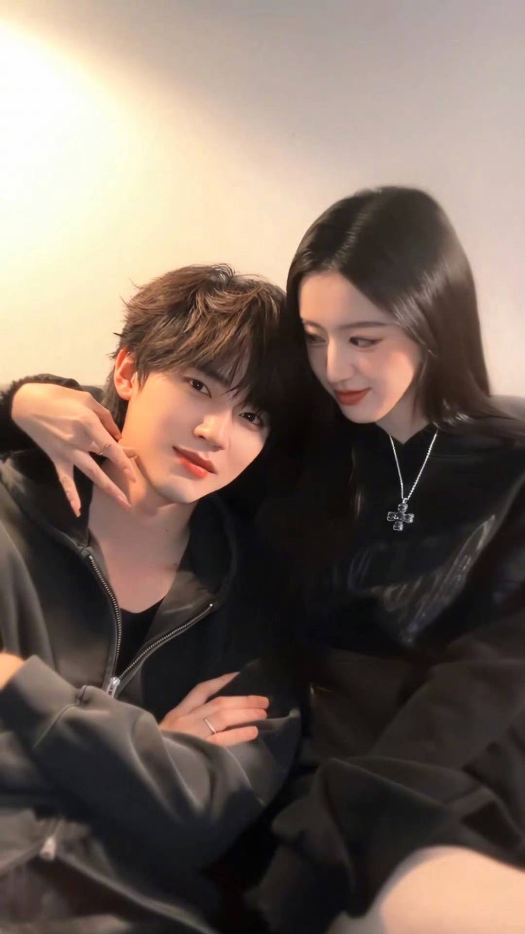 豹豹猫猫太甜,周翊然包上恩撒糖!