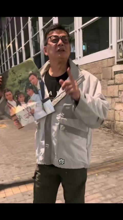 粉丝追星遇黄日华，电话召唤苗侨伟驾车前来签名