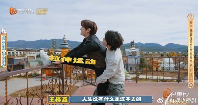 为什么王栎鑫‘舔嘴把自己毒死’的片段能引发网友大规模二创？